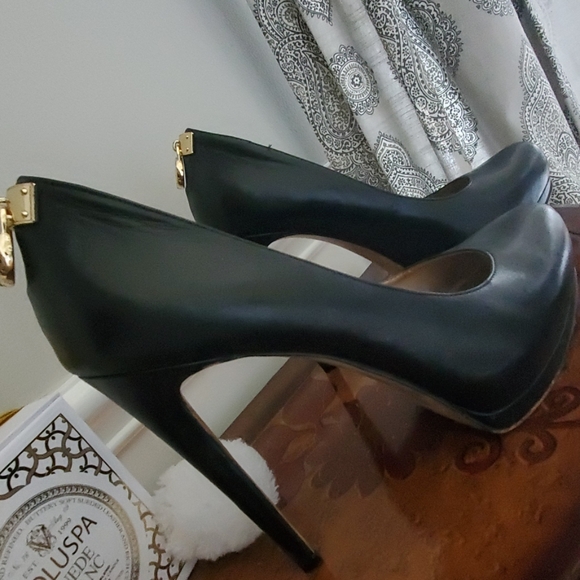 Michael Kors platform with gold locket - Picture 3 of 3